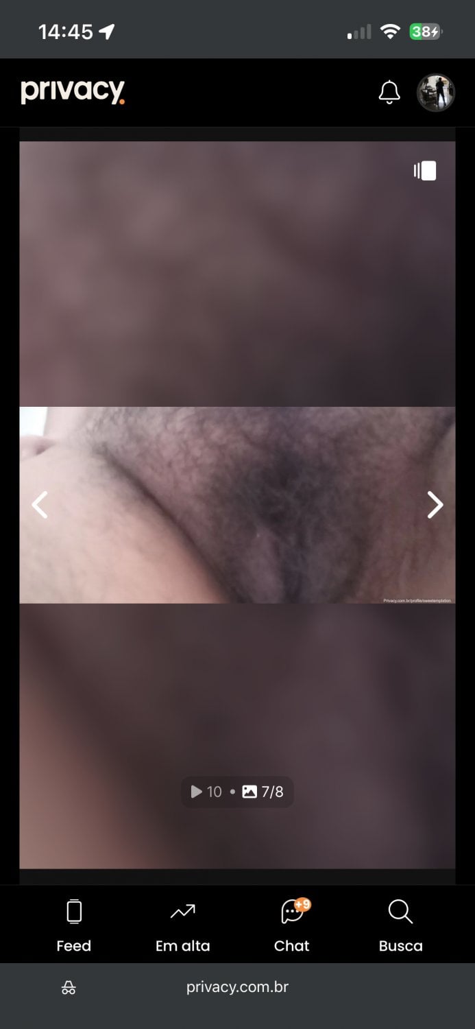 Estranha abriu um privacy pra mostrar a buceta peluda